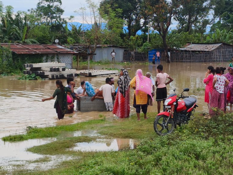 बाढ़ से प्रभावित लोग।