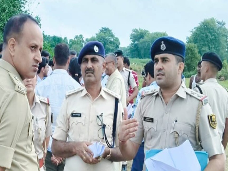 व्यवस्था और तैयारियों को लेकर चर्चा करते अधिकारी।