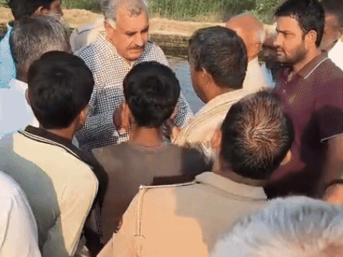 Villagers opposing Randhir Panihar in village Tokas Patan.