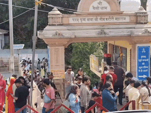 Crowd of devotees engaged in scissors Dham. - Dainik Bhaskar