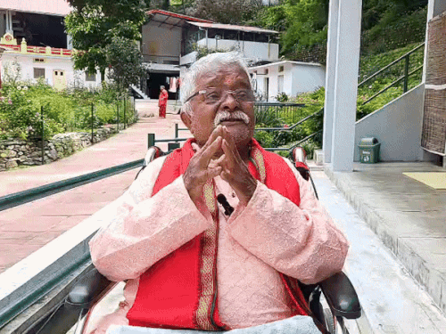 कैंची धाम मंदिर प्रबंधक विनोद जोशी जानकारी देते हुए।
