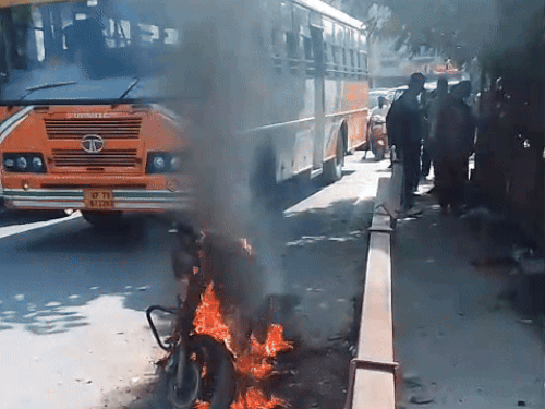 बाइक पर आग लगता दिख उत्तर प्रदेश परिवहन निगम के बस ड्राइवर ने पास से निकाली गाड़ी।