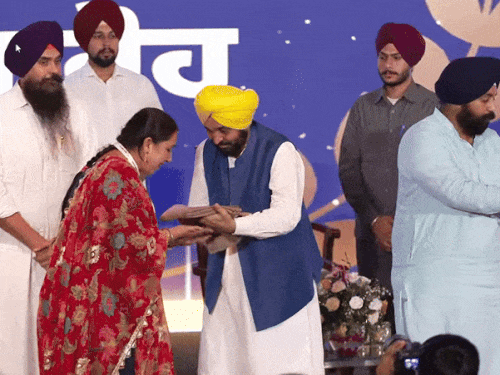 शिक्षकों पर सम्मानित करते सीएम भगवंत मान।