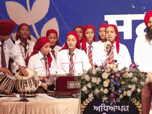 सीएम मान टीचरों को सम्मानित करने पहुंचे। इस दौरान बच्चों ने धार्मिक गीत पेश किया।