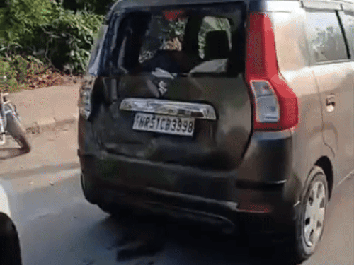 सड़क हादसे में क्षतिग्रस्त हुई वैगनआर