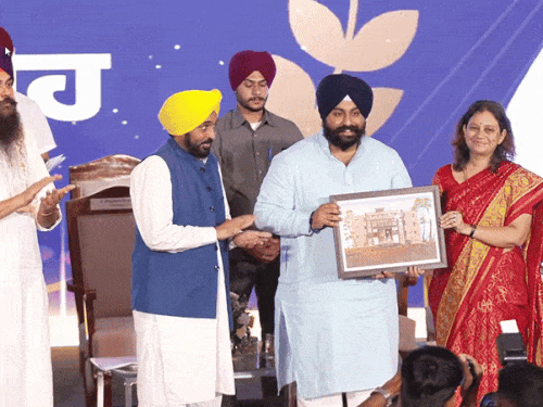 शिक्षामंत्री को सम्मानित करते हुए शिक्षा सचिव व सीएम भगवंत मान।