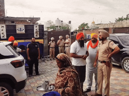 परिजनों से मामले की जानकारी लेते पुलिस अधिकारी।