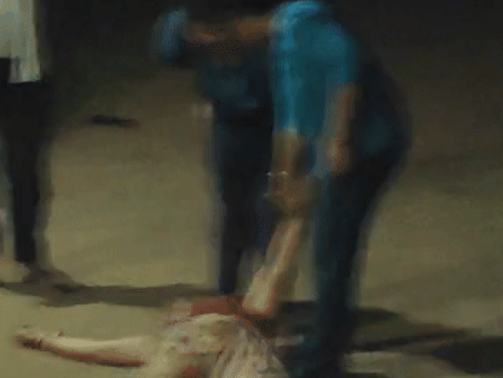 वीडियो में गुर्जर परिवार की दो महिलाएं शकुन शर्मा से मारपीट करती दिखाई दे रही हैं।