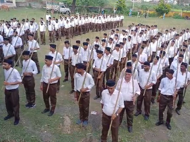 देशभक्ति के जयघोषों के साथ निकला पथ संचलन।