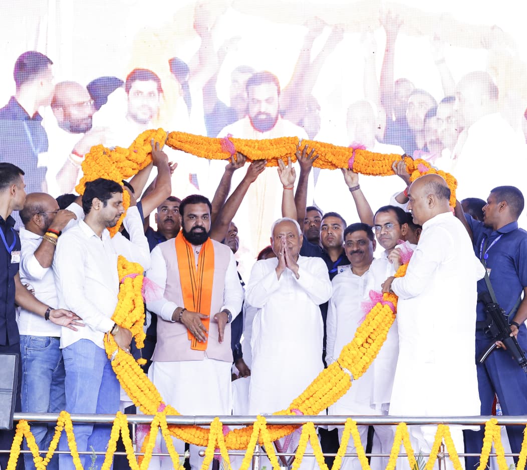 CM नीतीश कुमार लगातार नए-नए ऐलान कर रहे हैं। 125 यूनिट फ्री बिजली से लेकर महिला को 10 हजार तक बांट रहे हैं। लोक-लुभावन योजनाओं के सहारे सरकार लोगों को अपने पक्ष में करने का प्रयास कर रही है।
