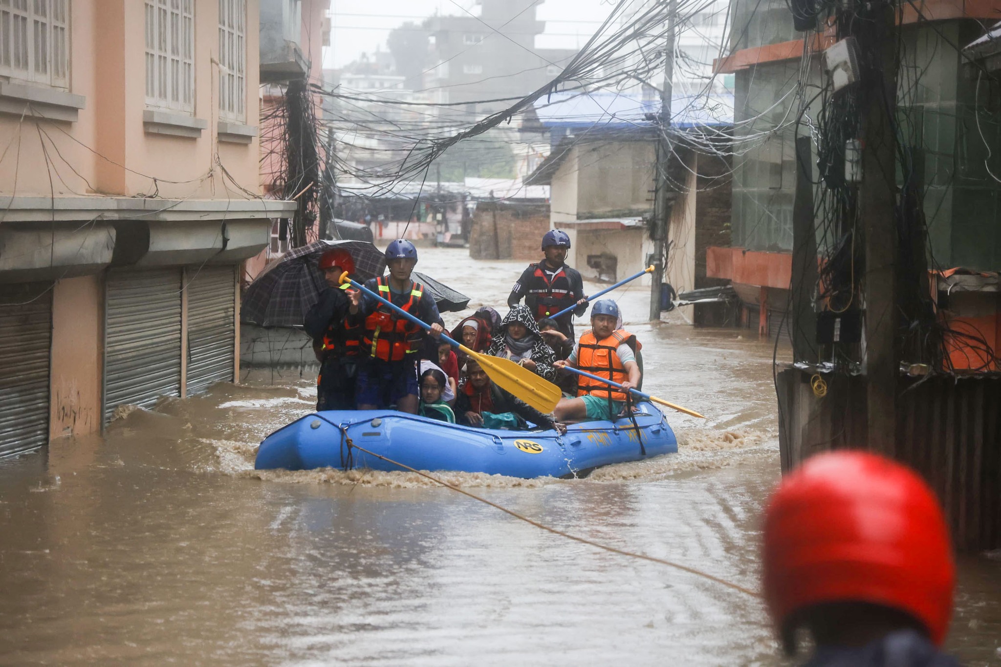 सेना बोट से भी लोगों को सुरक्षित जगह पहुंचा रही है।