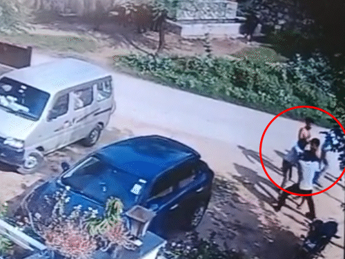 गणेशपुरा गांव के लोगों ने बिजली कर्मचारी को बताया।