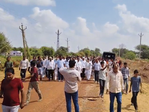 विधायक और ग्रामीणों ने गांव में रैली निकाली। भाजपा सरकार के खिलाफ नारेबाजी की।