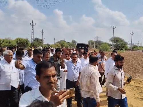 आज सुबह करीब 11 बजे कांग्रेस विधायक रीटा चौधरी तय कार्यक्रम के अनुसार उद्घाटन करने पहुंचीं, लेकिन वहां मौजूद पुलिस और प्रशासनिक अधिकारियों ने उन्हें रोक दिया।