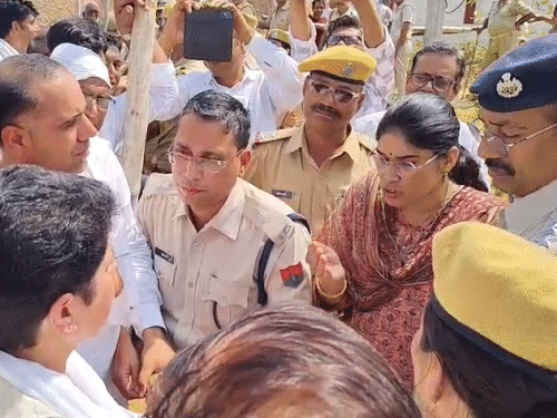 बैरिकेडिंग के पास मौजूद एसडीएम सुमन देवी से विधायक की बहस हो गई।