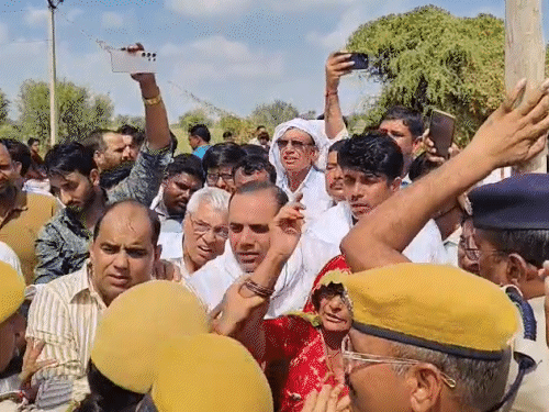 मौके पर मौजूद चुड़ैला सरपंच बिमला तिलोटिया सहित कई लोगों से धक्का-मुक्की हुई।