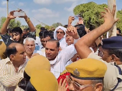 विधायक के साथ पहुंचीं सरपंच बिमला तिलोटिया और अन्य लोगों को पुलिस ने बैरिकेडिंग के पास धक्का देकर रोका।