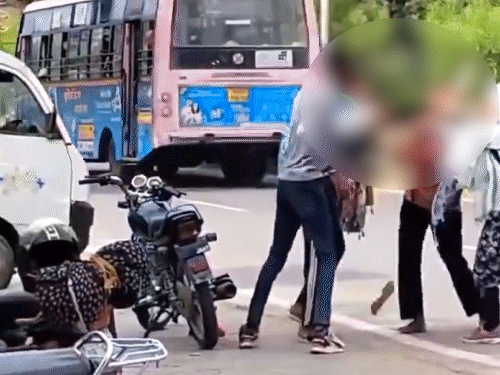 कोचिंग छात्राओं से मारपीट करने के बाद बाइक पर बैठता युवक।