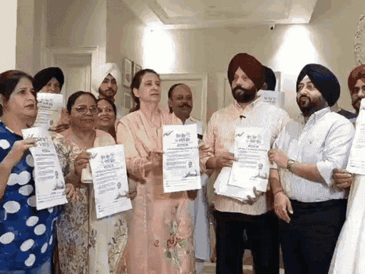 Dr. Navjot Kaur, former councilor Shailinder style and supporter shouting slogans of vote thieves.