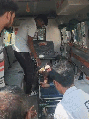 विस्फोट में घायल हुए लोगों को एंबुलेंस से अस्पताल ले जाया गया।
