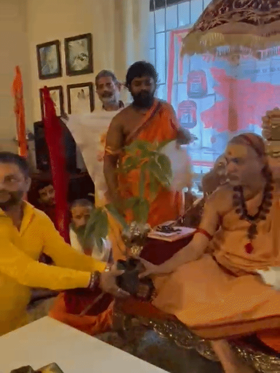 शंकराचार्य अविमुक्तेश्वरानंद सरस्वतींना भक्तांकडून भेट.