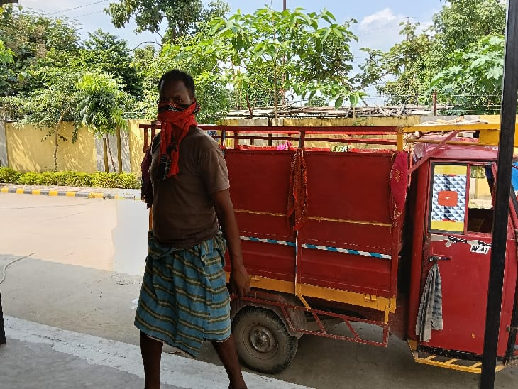 सड़क किनारे शख्स की लाश, बॉडी पर चोट के निशान:  शर्ट फटी हुई थी, एक्सीडेंट की जताई जा रही आशंका; पुलिस पहचान में जुटी – Purnia News