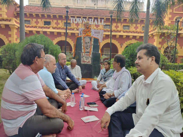 सोनम वांगचुक की गिरफ्तारी पर प्रदर्शन करते हुए नागरिक समाज प्रतिनिधिमंडल के सदस्य।