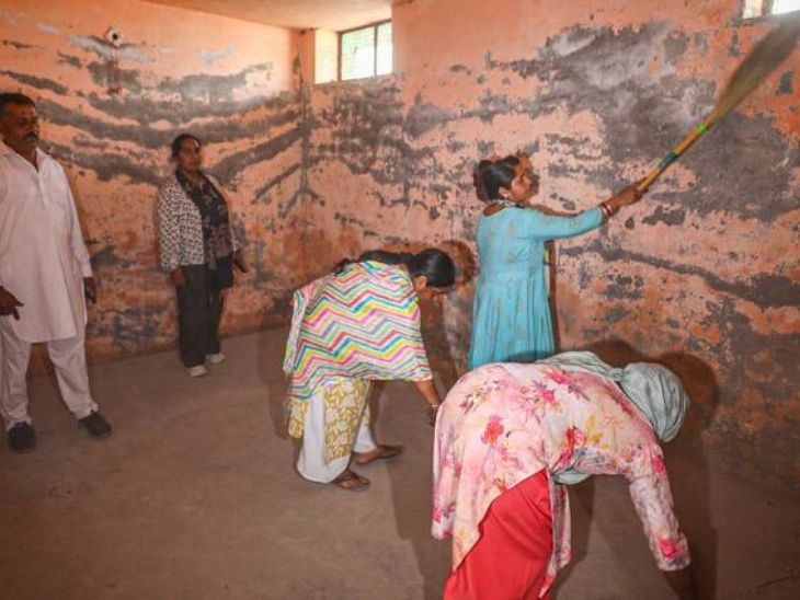 तस्वीर जम्मू-कश्मीर के अरनिया इलाके की है। ऑपरेशन सिंदूर के दौरान यहां बंकर की सफाई की गई थी।