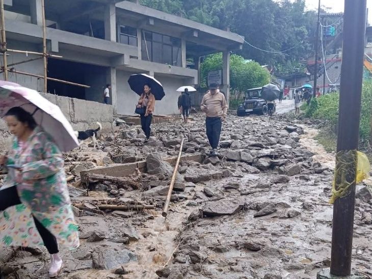 दार्जिलिंग में तेज बारिश के बाद पहाड़ से गिरा मलबा सड़क पर आ गया।