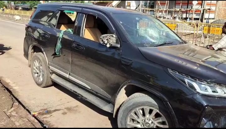 काली फॉर्च्यूनर कार जिसे आरोपी ने डिवाइडर पर चढ़ा दी।