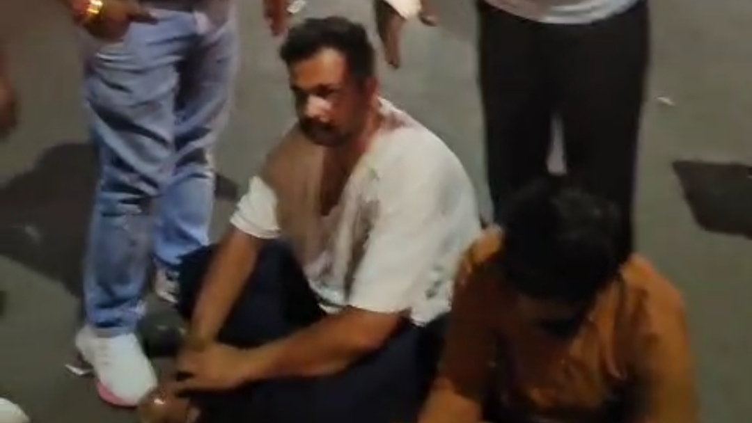 सड़क पर बैठकर जताया विरोध