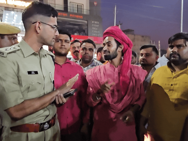 आधार कार्ड चेक करने को लेकर बजरंग दल के कार्यकर्ता सीओ सिटी पंकज यादव से बात की।