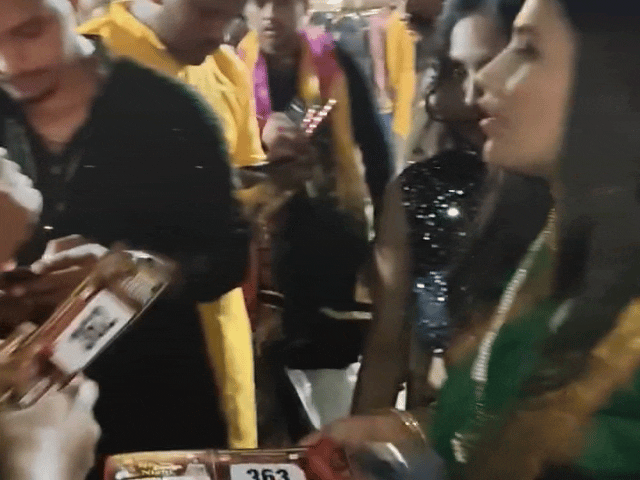 कार्यक्रम में भाग लेने आने वाले लोगों के गेट पर आधार कार्ड चेक किए जा रहे।