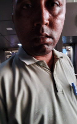 This broker is Rakesh Kushwaha. It made a deal with us in a mall in Padrauna, Kushinagar.