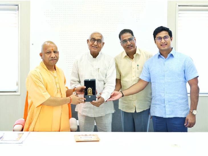 तीर्थंकर महावीर यूनिवर्सिटी के चांसलर सुरेश जैन ने लखनऊ में सीएम योगी से मुलाकात की। - Dainik Bhaskar