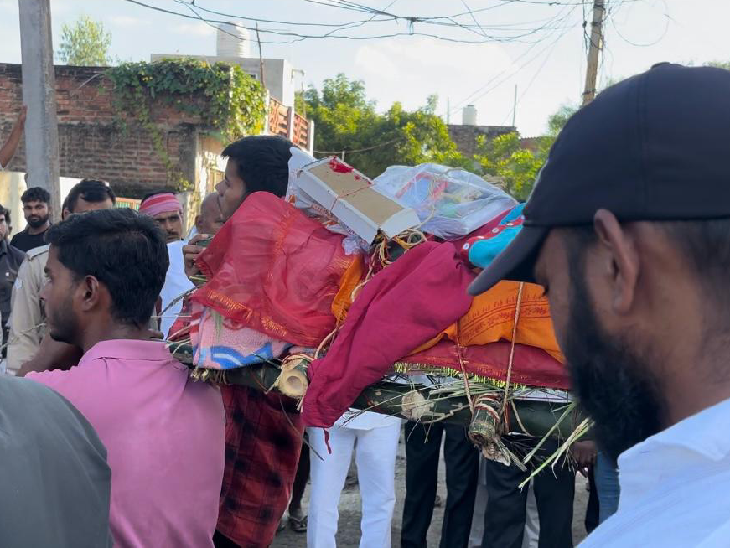 मां रेनू का अंतिम संस्कार करने ले जाते दोनों छोटे बेटे।