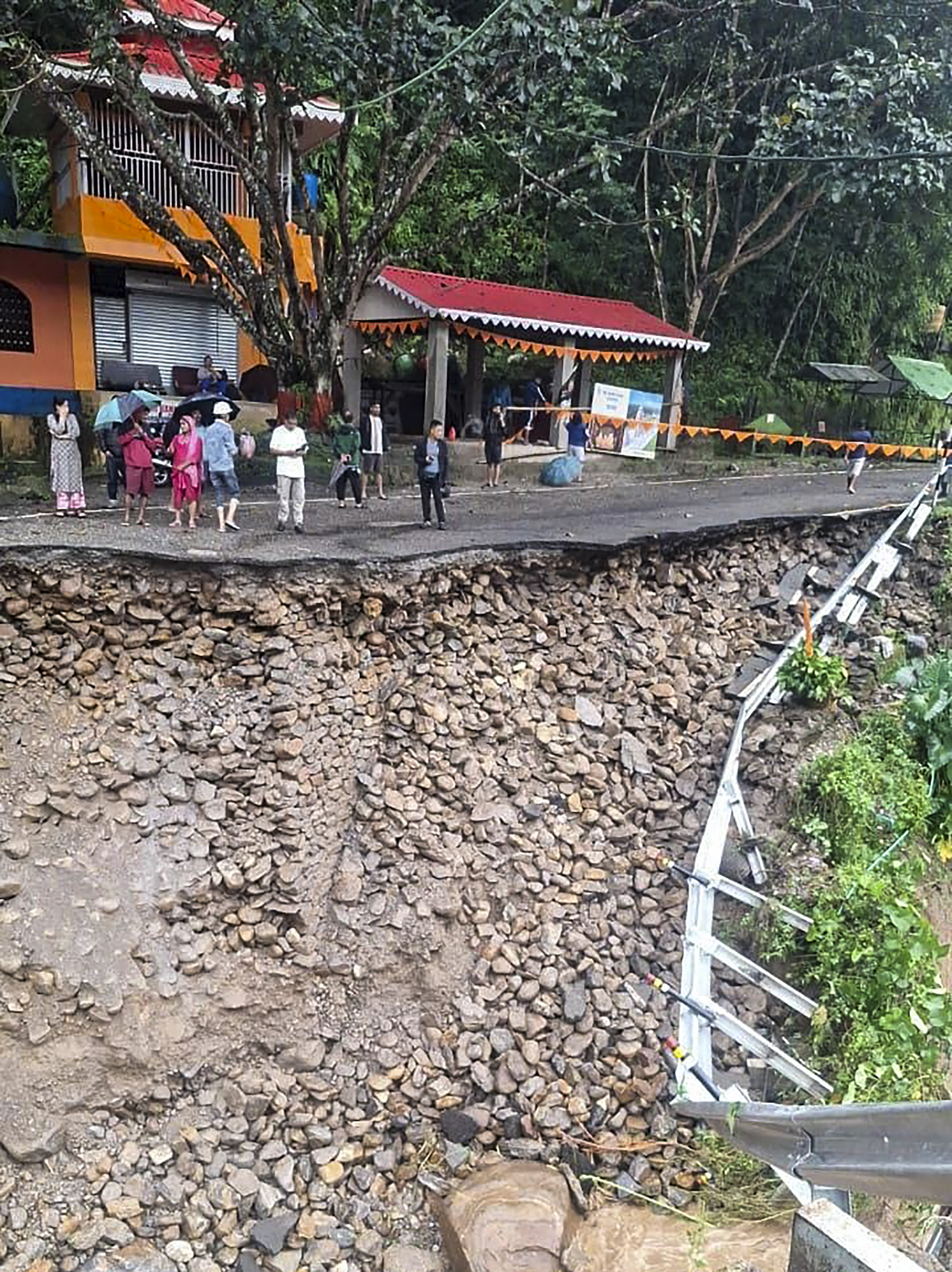 लैंडस्लाइड के बाद सड़क का हिस्सा पूरी तरह क्षतिग्रस्त हो गया।