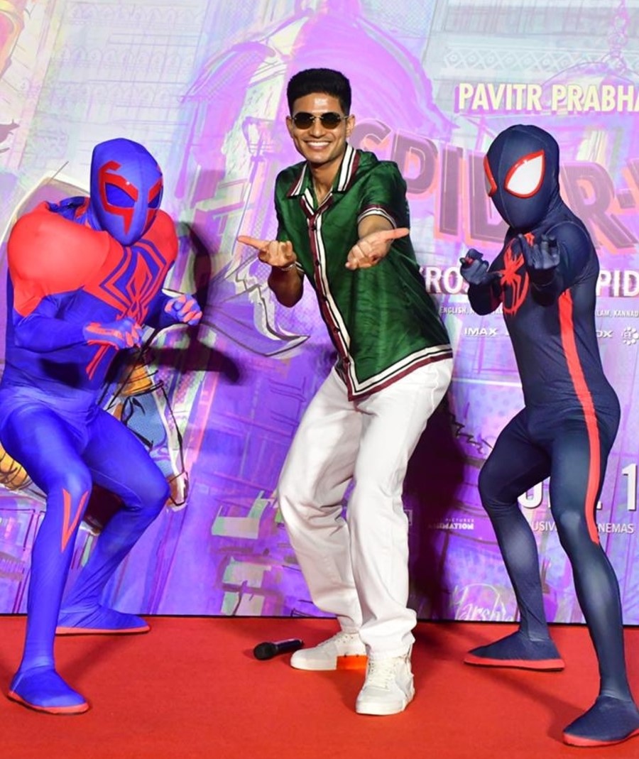 इंडियन स्पाइडर मैन की हिंदी और पंजाबी आवाज बने हैं शुभमन गिल (बीच में)।