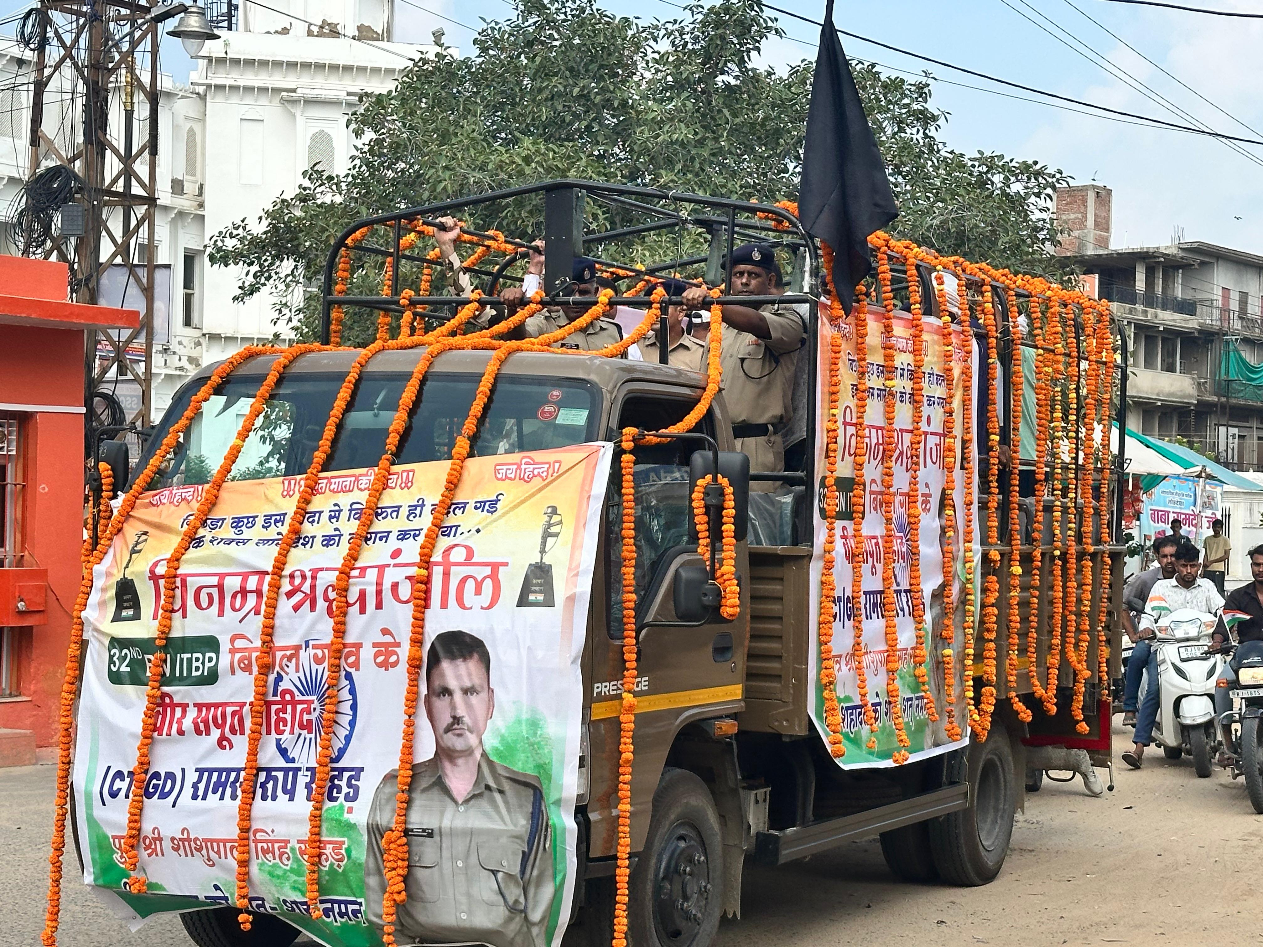 कृषि उपज मंडी के पास से तिरंगा रैली निकाली गई, जो उनके पैतृक गांव बिरोल की पेमा वाली ढाणी तक गई।