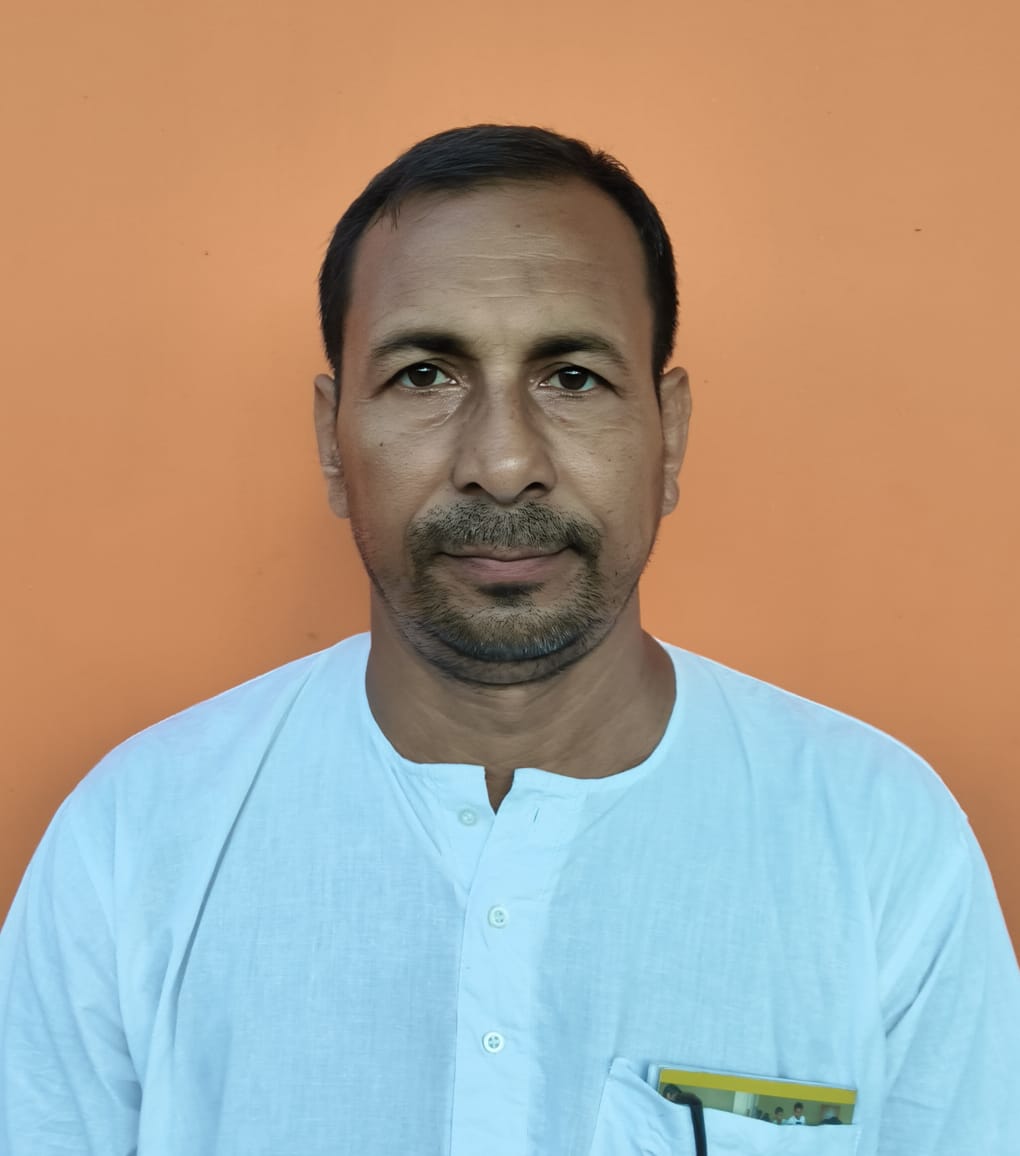 घाटशिला प्रखंड के सालबनी आश्रम के संचालक ब्रह्मचारी सुखदेव महाराज (54) कृषि के साथ-साथ‎ सामाजिक दायित्व भी निभा रहे हैं।