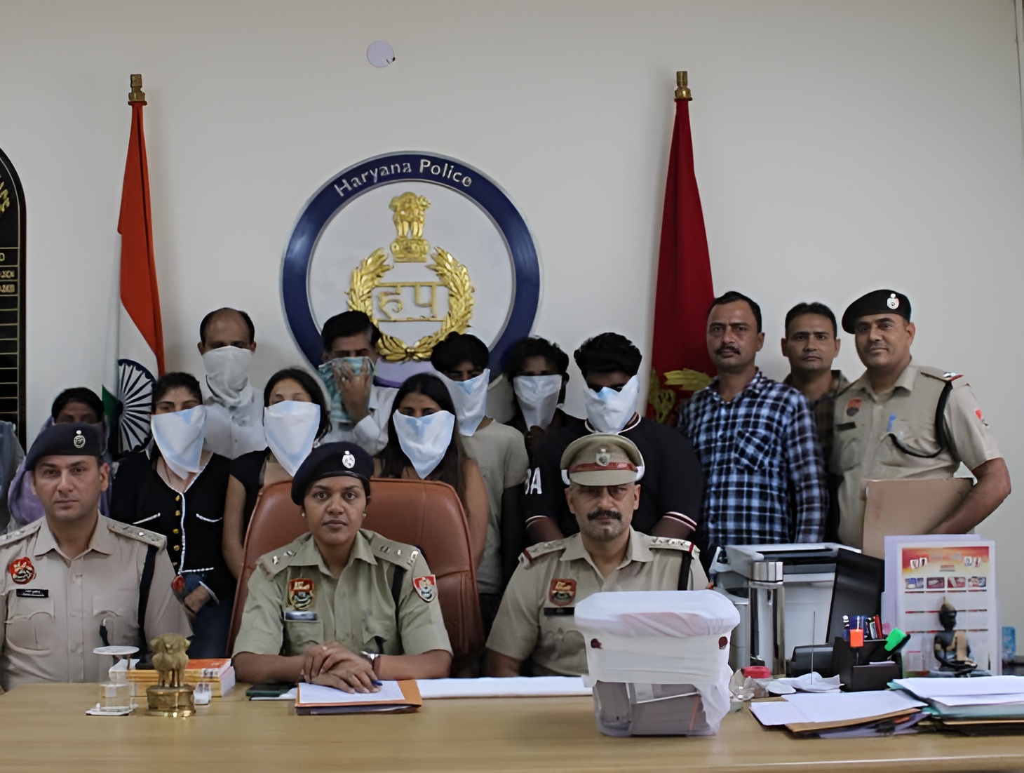 पकड़े गए आरोपियों के बारे में जानकारी देतीं DCP प्रबीना पी. व अन्य पुलिस अधिकारी।