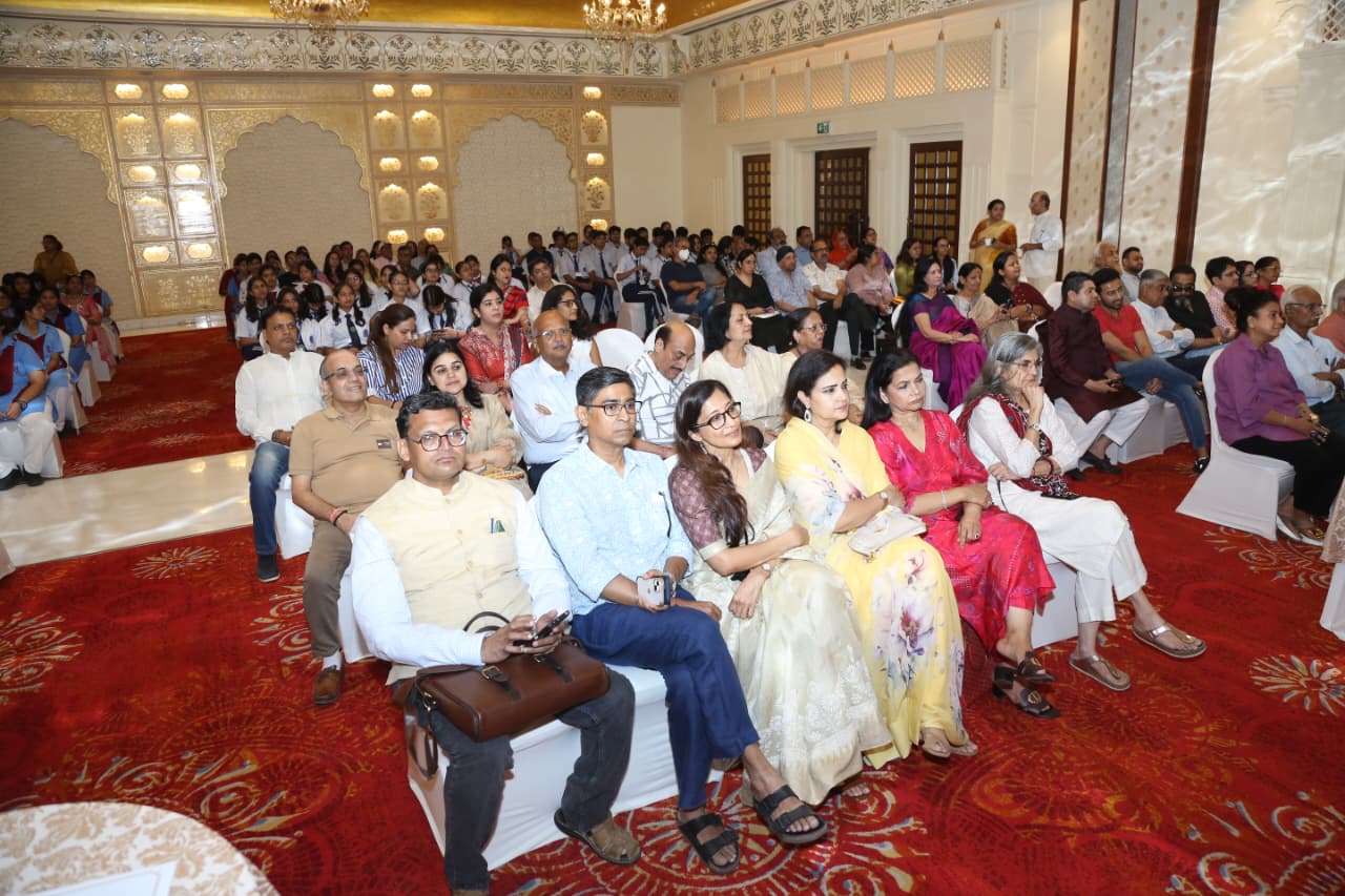 कार्यक्रम में अलग-अलग फील्ड के नामचीन हस्तियां मौजूद रही।