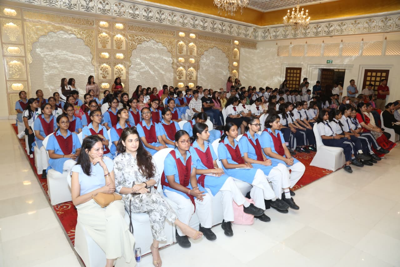 कार्यक्रम में काफी संख्या में स्टूडेंट्स मौजूद रहे।