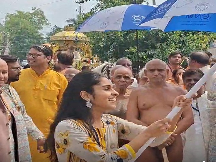 युवक-युवती जैन समाज की पताका लहरा रहे थे। वहीं, महिलाएं मंगल गीत गाते चल रही थीं।