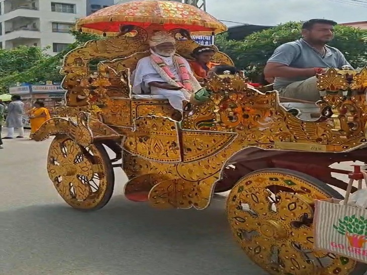 दीक्षार्थी बग्घियों में सवार थे। रिश्तेदार-परिजन सहित अन्य लोग बैंड-बाजों की धुन पर नाचते हुए चल रहे थे।