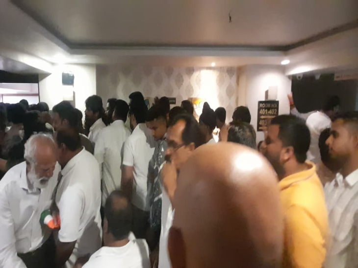 पर्यवेक्षक अजय लल्लू से मिलने के लिए कांग्रेस कार्यकर्ताओं की लगी लंबी कतार।