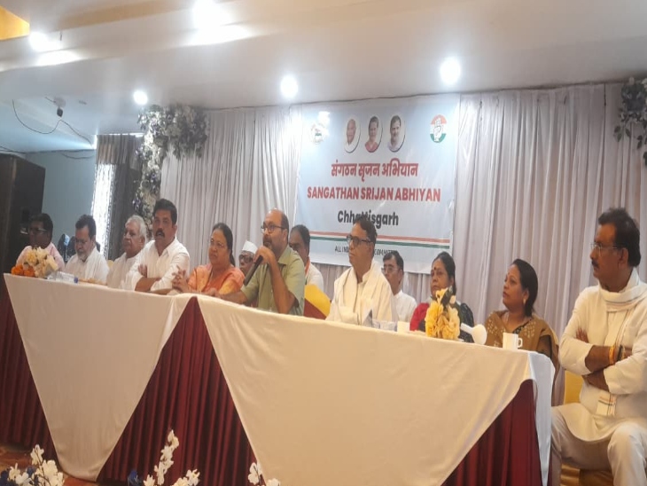 मंच पर पर्यवेक्षक अजय कुमार लल्लू के साथ तमाम सीनियर नेता रहे मौजूद।