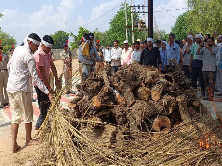 शहीद के भतीजे देवांशु ने मुखाग्नि दी।