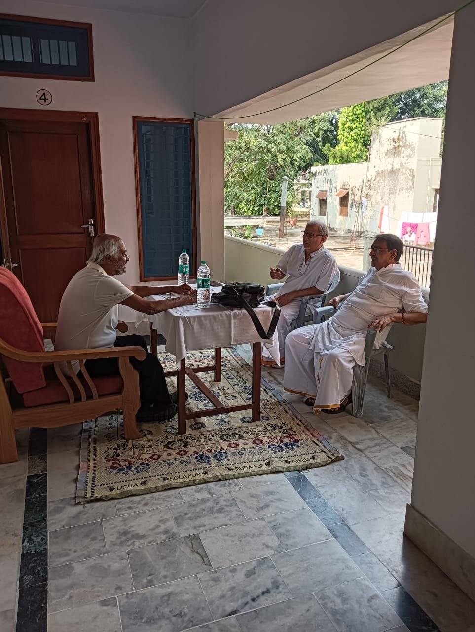 ऋषिकेश में लोगों से बातचीत करते रजनीकांत।