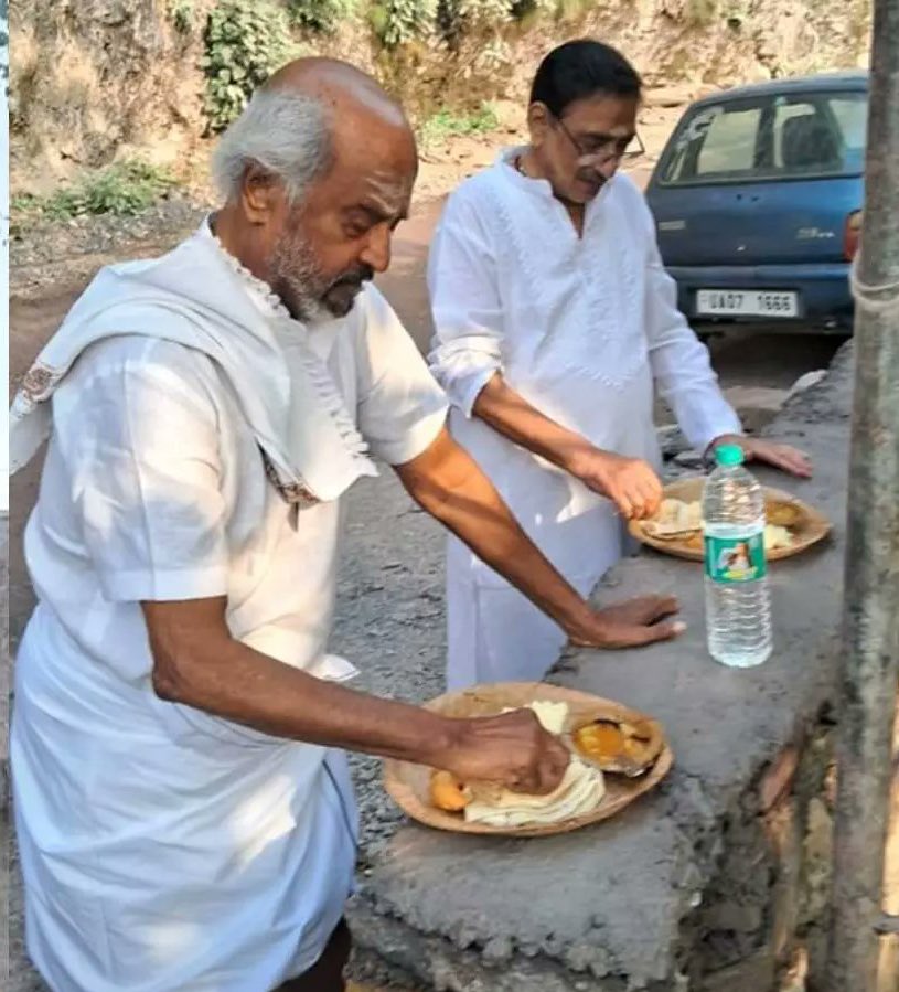 सड़क किनारे पत्तल पर खाना खाते रजनीकांत।